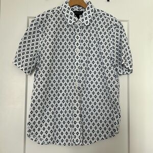 Bloomingdale’s Men’s Turkish cotton button-up in pristine condition. Never worn.